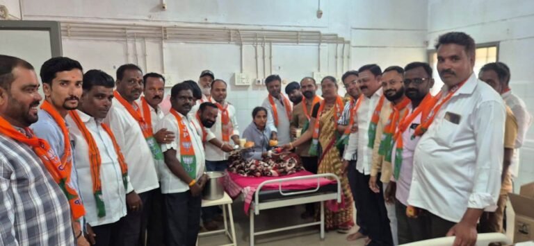 ಶಾಸಕ ಡಾ. ಚಂದ್ರು ಲಮಾಣಿ ಜನ್ಮದಿನ: ರೋಗಿಗಳಿಗೆ ಹಾಲು-ಹಣ್ಣು ವಿತರಣೆ