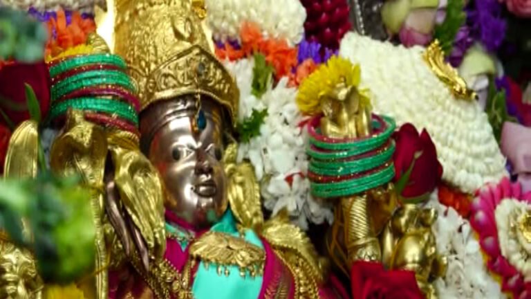 ಕಡೆಯ ಆಷಾಢ ಶುಕ್ರವಾರ: ಲಕ್ಷ್ಮಿ ಅಲಂಕಾರದಲ್ಲಿ ದರ್ಶನ ನೀಡಿದ ತಾಯಿ ಚಾಮುಂಡಿ!