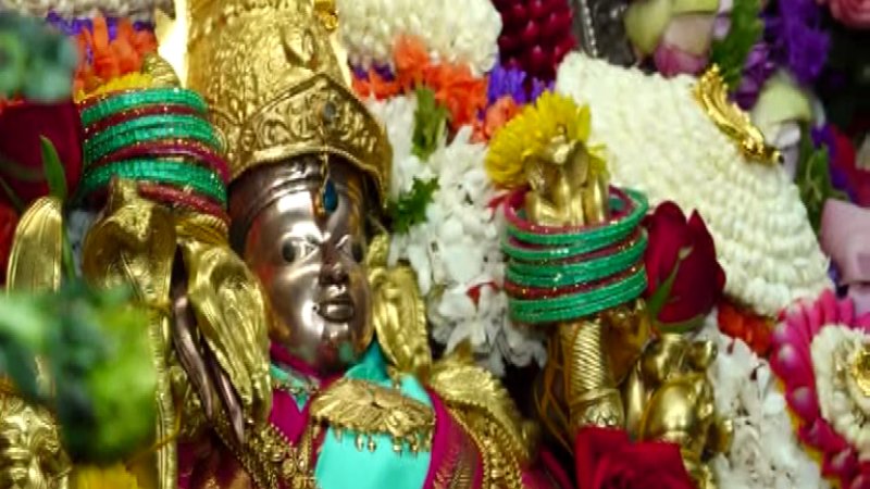 ಕಡೆಯ ಆಷಾಢ ಶುಕ್ರವಾರ: ಲಕ್ಷ್ಮಿ ಅಲಂಕಾರದಲ್ಲಿ ದರ್ಶನ ನೀಡಿದ ತಾಯಿ ಚಾಮುಂಡಿ!