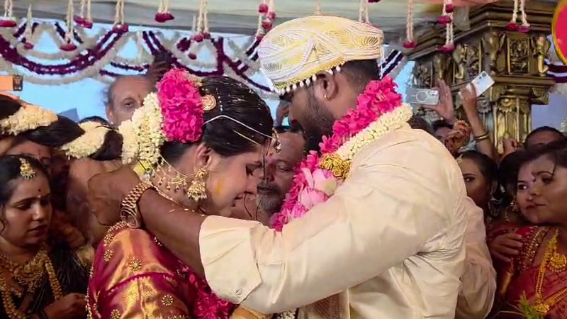 ಮಂಡ್ಯದ ಪಾವನಾ ಜೊತೆ ಸಪ್ತಪದಿ ತುಳಿದ ಚಿಕ್ಕಣ್ಣ; ಅದ್ಧೂರಿ ಮದುವೆಗೆ ಸಾಕ್ಷಿಯಾದ ಗಣ್ಯರು!