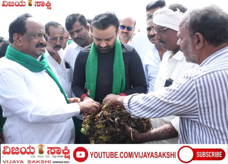ಹೊಲದಲ್ಲೇ ರೈತರ ನೋವು ಆಲಿಸಿದ ಸಚಿವ ಲಾಡ್