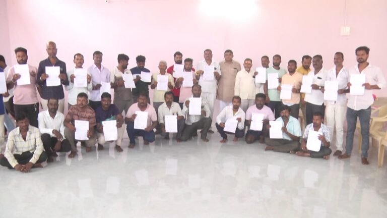ರಕ್ತದಲ್ಲೇ ಸಹಿ ಹಾಕಿದ ಗದಗದ ಯುವಕರು: ಸರ್ಕಾರಕ್ಕೆ ಎಚ್ಚರಿಕೆ ನೀಡಿದ ಜೆನ್‌-ಝಡ್‌ ಪಡೆ