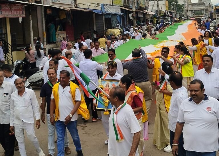 ೧೦೦ ಮೀಟರ್ ತ್ರಿವರ್ಣ ಯಾತ್ರೆ ಯಶಸ್ವಿ