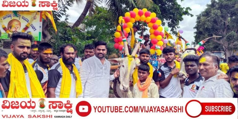 ಎತ್ತಿನ ಬಂಡಿಯಲ್ಲಿ ರಾಯಣ್ಣನ ಭಾವಚಿತ್ರ; ಸಂಭ್ರಮದ ಮೆರವಣಿಗೆ
