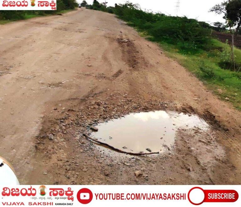 6 ಕಿ.ಮೀ. ರಸ್ತೆ, 45 ನಿಮಿಷದ ನರಕಯಾತನೆ: ನರೇಗಲ್ಲ–ತೊಂಡಿಹಾಳ ಮಾರ್ಗ ಹದಗೆಟ್ಟು ಹೈರಾಣು