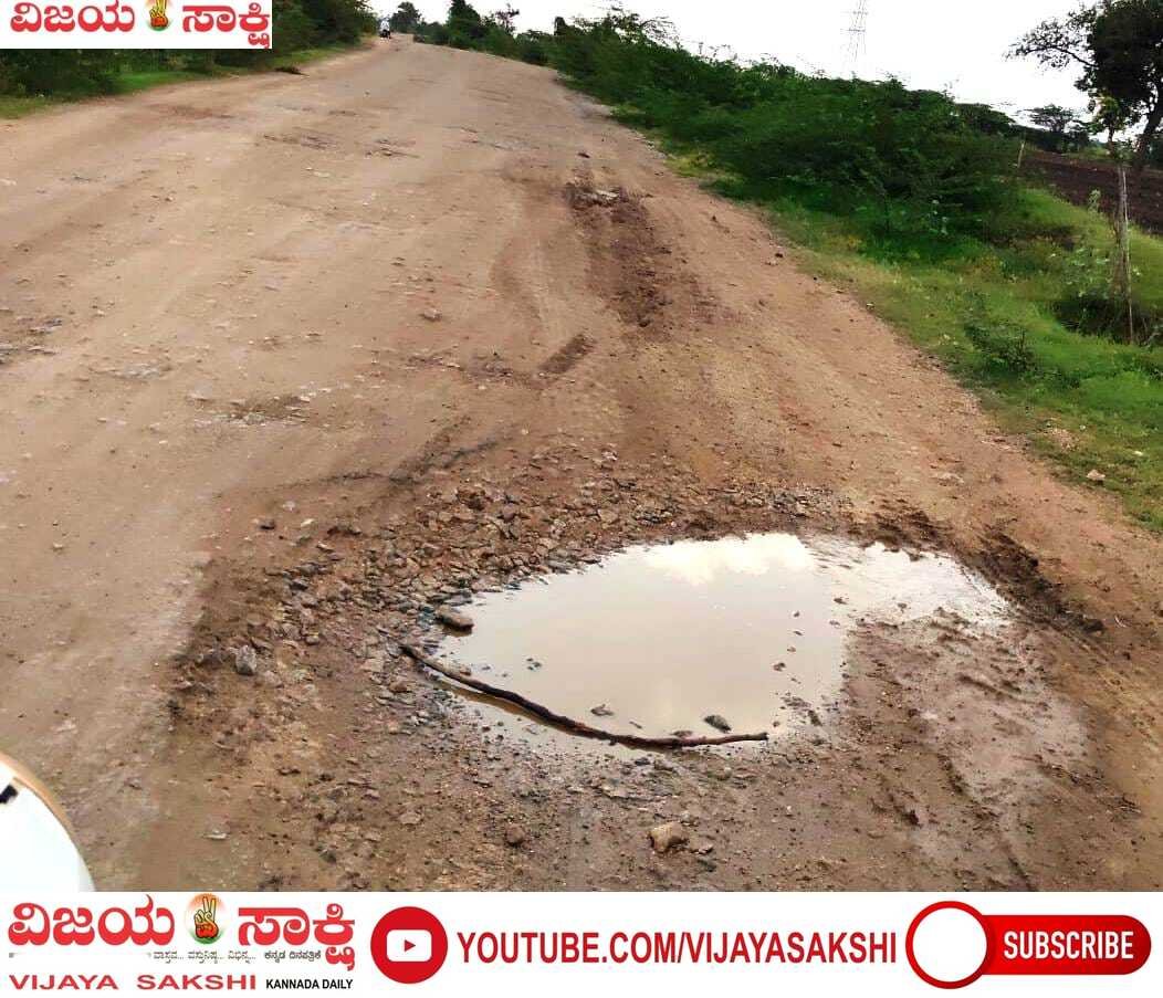 6 ಕಿ.ಮೀ. ರಸ್ತೆ, 45 ನಿಮಿಷದ ನರಕಯಾತನೆ: ನರೇಗಲ್ಲ–ತೊಂಡಿಹಾಳ ಮಾರ್ಗ ಹದಗೆಟ್ಟು ಹೈರಾಣು