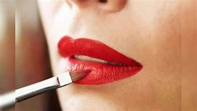 Lipstick Side Effects: ಲಿಪ್‌ಸ್ಟಿಕ್ ಖರೀದಿಸುವ ಮುನ್ನ ಎಚ್ಚರ! ಕೆಲ ಮಾದರಿಗಳಲ್ಲಿ ಅಪಾಯಕಾರಿ ರಾಸಾಯನಿಕ, ಲೋಹ ಪತ್ತೆ