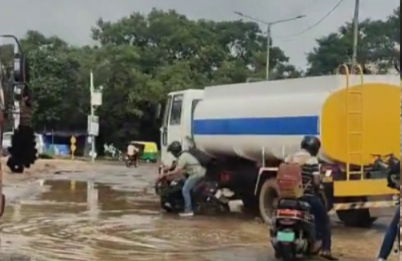 ರಸ್ತೆ ಗುಂಡಿ ತಪ್ಪಿಸಲು ಹೋಗಿ ಬೈಕ್‌ಗೆ ಟ್ಯಾಂಕರ್ ಡಿಕ್ಕಿ: ಕೂದಲೆಳೆ ಅಂತರದಲ್ಲಿ ಪಾರಾದ ಸವಾರ