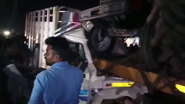 ತುಮಕೂರಿನಲ್ಲಿ ಭೀಕರ ಅಪಘಾತ: ಲಾರಿಗೆ ಬೊಲೆರೋ ಗೂಡ್ಸ್ ವಾಹನ ಡಿಕ್ಕಿ; ಇಬ್ಬರು ಸಾವು
