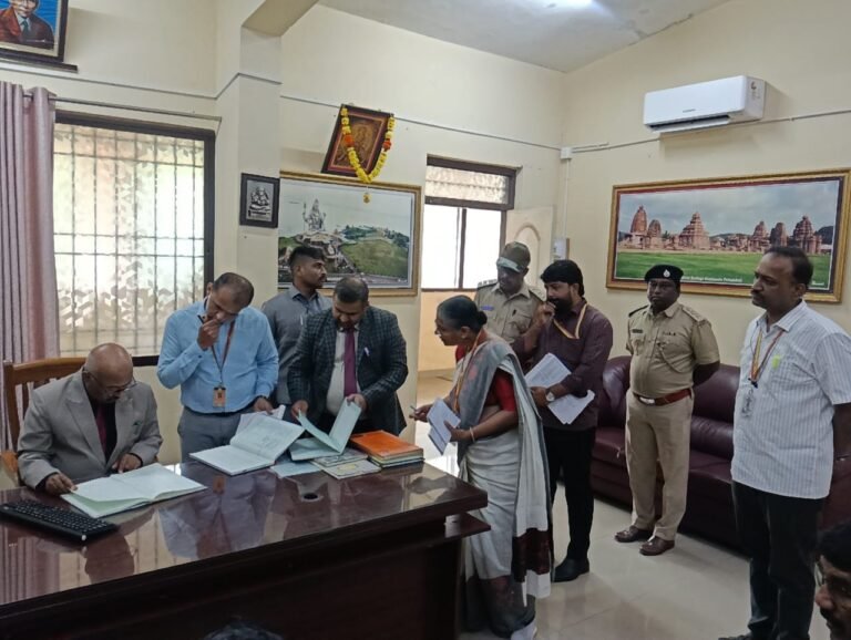 RTO ಕಚೇರಿಗೆ ಉಪಲೋಕಾಯುಕ್ತರ ದಿಢೀರ್ ಭೇಟಿ; ಸಿಬ್ಬಂದಿಗೆ ಖಡಕ್ ಎಚ್ಚರಿಕೆ