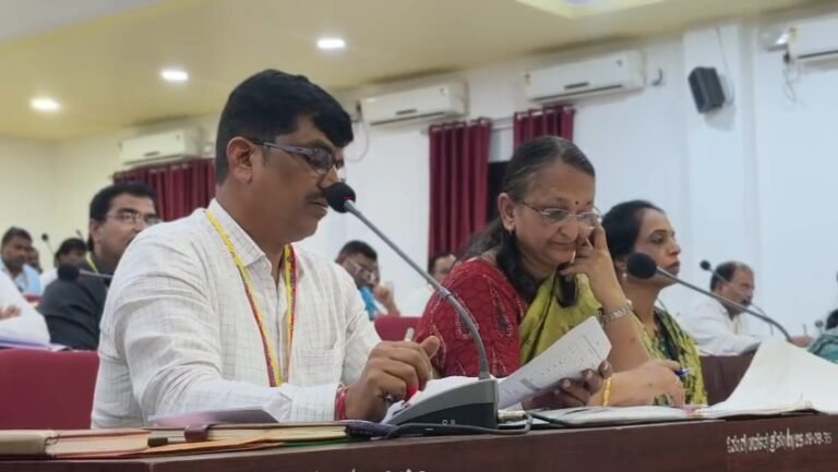 ‘ನೀವು ಈ ಹುದ್ದೆಗೆ ಅನ್ಫಿಟ್’ ಎಂದ ಸಚಿವ; ಸಭೆಯಲ್ಲೇ ಗಳಗಳನೆ ಕಣ್ಣೀರಿಟ್ಟ ಮಹಿಳಾ ಅಧಿಕಾರಿ!