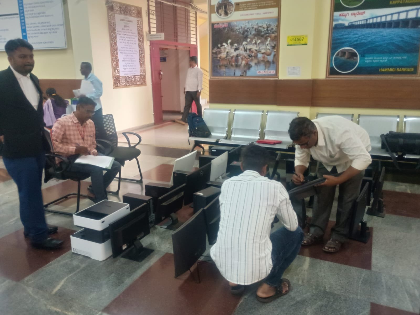 ಬಾಕಿ ಬಿಲ್ಗೆ ನ್ಯಾಯಾಲಯದ ಚಾಟಿ: ಗದಗ ಡಿಸಿ ಕಚೇರಿಯ ಕಂಪ್ಯೂಟರ್, ಪೀಠೋಪಕರಣ ಜಪ್ತಿ