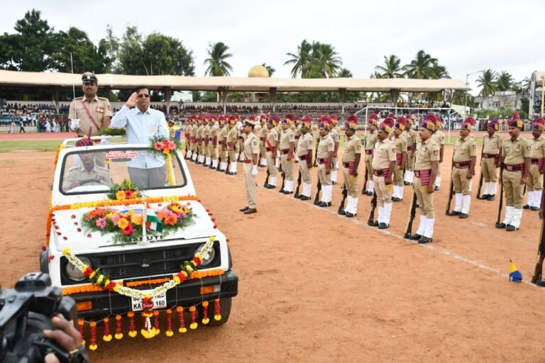 ಸ್ವಾತಂತ್ರ್ಯೋತ್ಸವದ ಸಂಭ್ರಮ: ಆಕರ್ಷಕ ಪಥಸಂಚಲನ