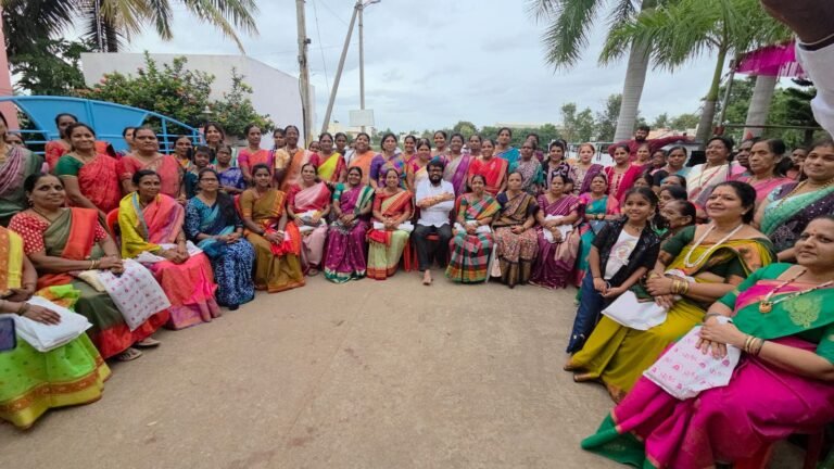 ಒಂದು ಕರೆಗೆ ಸಾವಿರಾರು ಮಹಿಳೆಯರ ಸ್ಪಂದನೆ: ಅನಿಲ ಮೆಣಸಿನಕಾಯಿಗೆ ರಾಖಿ ಕಟ್ಟಿ ವಿಶಿಷ್ಟ ರಕ್ಷಾ ಬಂಧನ ಆಚರಣೆ