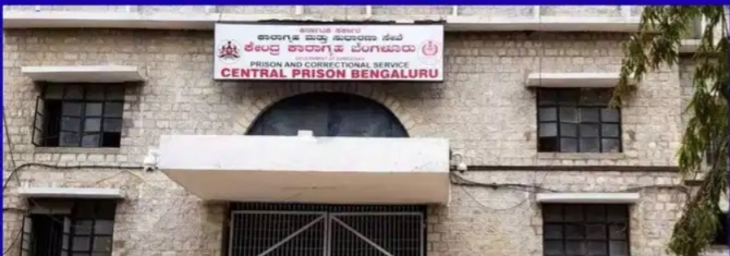 ಪ್ರಜ್ವಲ್ ರೇವಣ್ಣ ಬಳಿ ಮೊಬೈಲ್ ಪತ್ತೆ ಕೇಸ್: ಜೈಲು ಅಧಿಕಾರಿ ಸಸ್ಪೆಂಡ್, ಎಸ್‌ಪಿಗೆ ಶೋಕಾಸ್ ನೋಟಿಸ್!