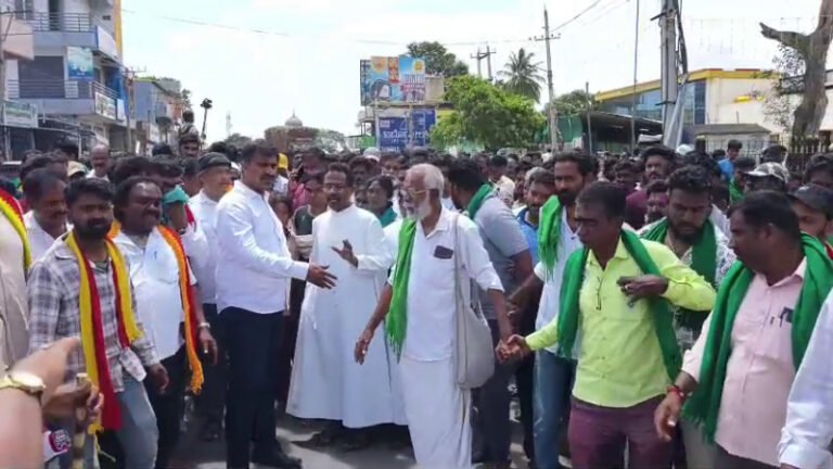 ಹನೂರು ಎನ್‌ಕೌಂಟರ್‌ ಪ್ರಕರಣ: 15 ಲಕ್ಷ ಪರಿಹಾರದ ಭರವಸೆ ಬಳಿಕ ಅಂತ್ಯಗೊಂಡ ಪ್ರತಿಭಟನೆ