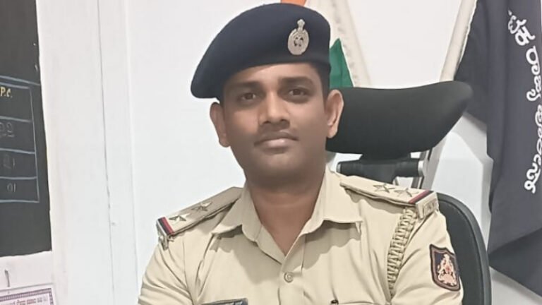 ಹಾಸನದಲ್ಲಿ ಲೋಕಾಯುಕ್ತ ದಾಳಿ; ಹಣದ ಸಮೇತ ಸಿಕ್ಕಿಬಿದ್ದ ಹಳೆಬೀಡು ಪಿಎಸ್‌ಐ!