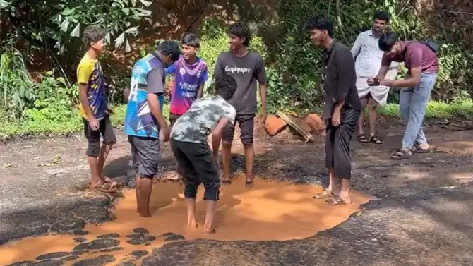 ರಸ್ತೆ ಗುಂಡಿಯೇ ಕೆರೆಯಾಯ್ತು! ನೀರಿಗೆ ಜಿಗಿದು ಯುವಕರಿಂದ ವಿನೂತನ ಪ್ರತಿಭಟನೆ