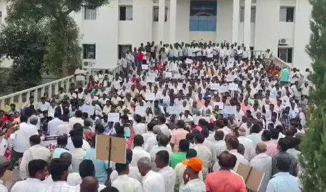 ಕೋಲಾರ: ಹಾಲಿನ ದರ ಹೆಚ್ಚಳಕ್ಕೆ ಆಗ್ರಹಿಸಿ ಹಾಲು ಉತ್ಪಾದಕರ ಬೃಹತ್ ಪ್ರತಿಭಟನೆ
