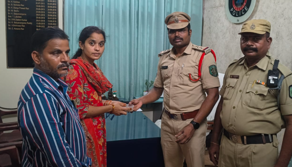 5 ಗ್ರಾಂ ಚಿನ್ನ ಚರಂಡಿಗೆ ಎಸೆದಿದ್ದ ದಂಪತಿ! ಪೊಲೀಸರ ಸಮಯಪ್ರಜ್ಞೆಯಿಂದ ಆಭರಣಗಳು ವಾಪಸ್