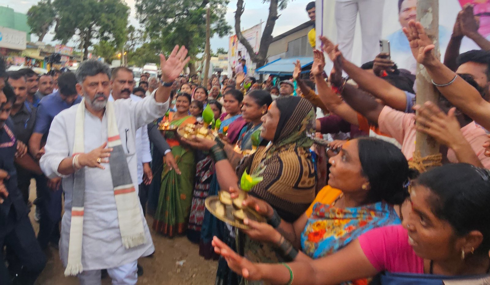 ಬರ ಪರಿಶೀಲನೆಗೆ ಆಗಮಿಸಿದ್ದ ಡಿಕೆಶಿಗೆ ಕ್ವಿಂಟಲ್‌ಗೂ ಹೆಚ್ಚು ತೂಕದ ಸೇಬಿನ ಮಾಲೆ,  ಅದ್ದೂರಿ ಸ್ವಾಗತ!