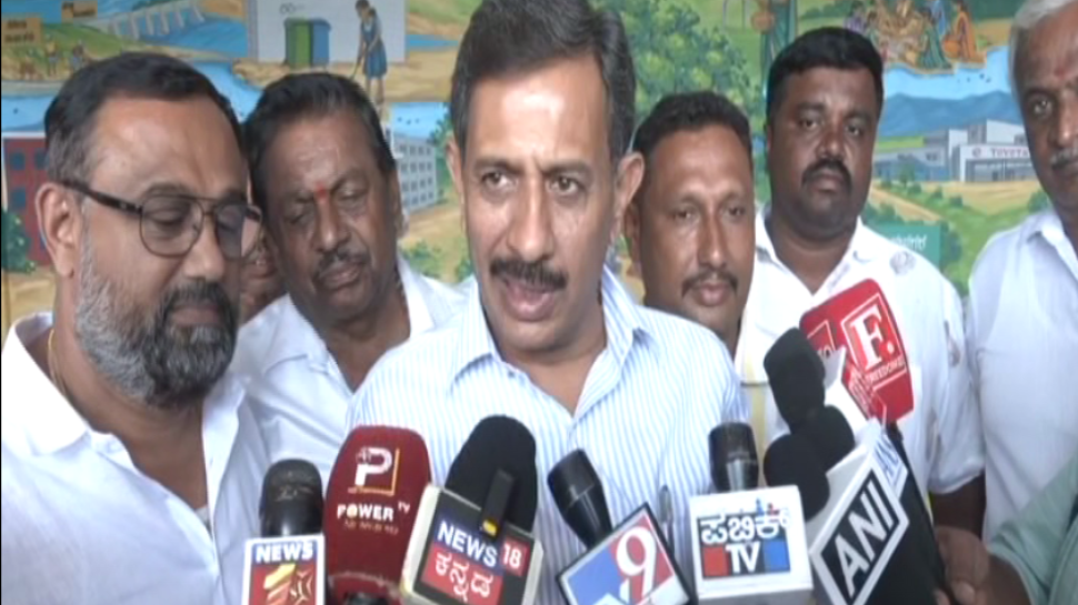 ಪ್ರಜ್ವಲ್ ಮುಗಿಸಿ ಮಗನನ್ನ ಪ್ರತಿಷ್ಠಾಪಿಸಲು ಹೆಚ್‌ಡಿಕೆ ಯತ್ನಿಸುತ್ತಿದ್ದಾರೆ: ಬಾಲಕೃಷ್ಣ