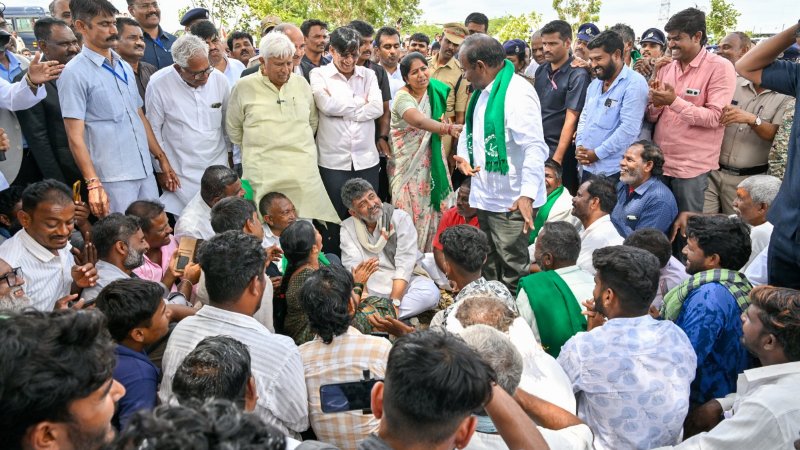 ಗದಗ ಜಿಲ್ಲೆಯಲ್ಲಿ ಬರ ವೀಕ್ಷಿಸಿದ ಸಿಎಂ: ಬರಪೀಡಿತವೆಂದು ಘೋಷಿಸುವುದಾಗಿ ಭರವಸೆ ನೀಡಿದ ಡಿಕೆಶಿ