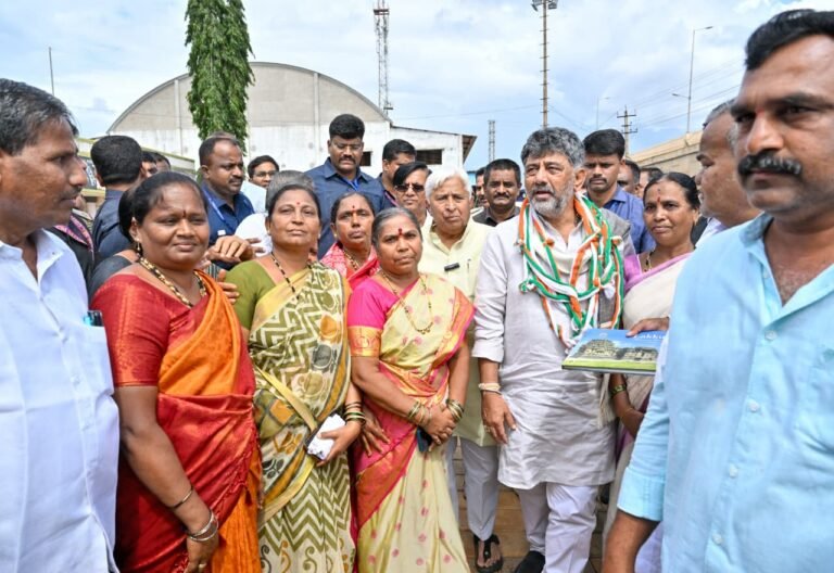 ಹುಲಕೋಟಿಗೆ ಸಿಎಂ ಡಿಕೆಶಿ ಭೇಟಿ : ಗ್ರಾಪಂ ಅಧ್ಯಕ್ಷರು, ಸದಸ್ಯರೊಂದಿಗೆ ಮಾತುಕತೆ