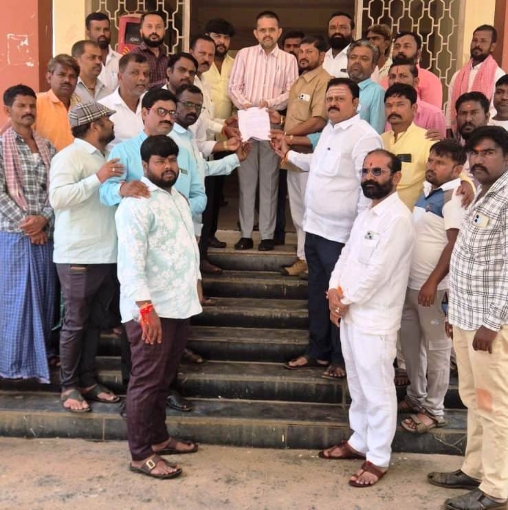 ರಸ್ತೆಯಲ್ಲೇ ಸಂತೆ, ಸಂಚಾರಕ್ಕೆ ಸಂಕಷ್ಟ: ಎಪಿಎಂಸಿ ಮಾರುಕಟ್ಟೆ ದುರಸ್ತಿಗೆ ಸಾರ್ವಜನಿಕರ ಆಗ್ರಹ