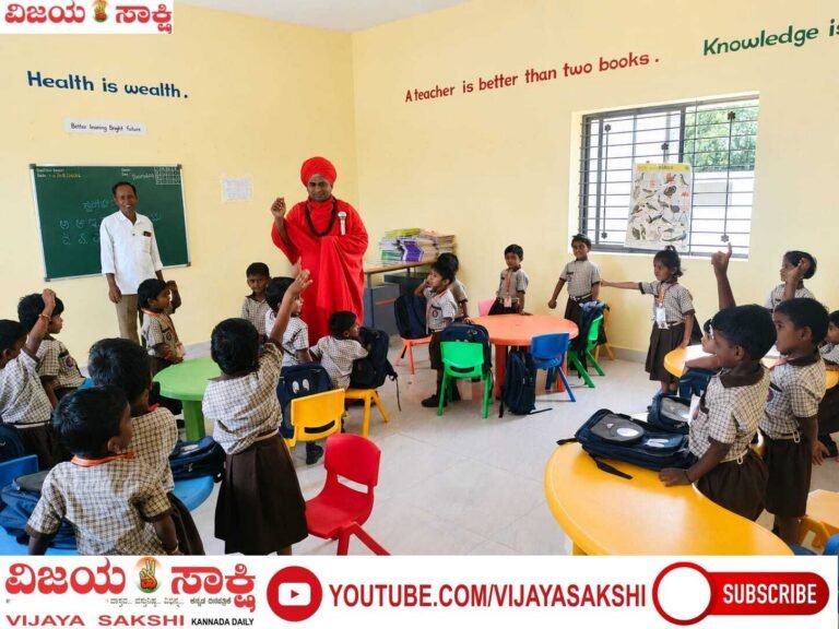 ಪುಟಾಣಿ ಮಕ್ಕಳೊಂದಿಗೆ ಬೆರೆತು ನಲಿದ ಮುಪ್ಪಿನ ಬಸವಲಿಂಗ ಶ್ರೀಗಳು