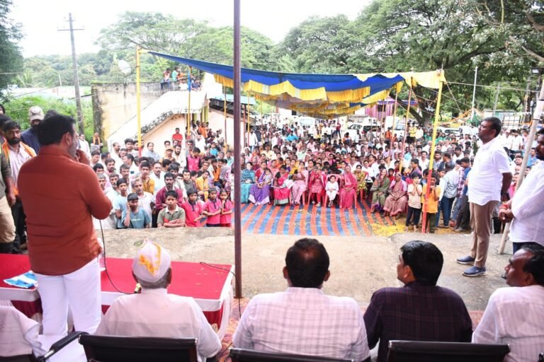 ಉದ್ಯೋಗಕ್ಕಾಗಿ ಗುಳೆ ಹೋಗುವುದು ತಪ್ಪಿಸಿ : ಗ್ರಾಮದಲ್ಲೇ ಕೆಲಸ ಕಲ್ಪಿಸುವ ಭರವಸೆ: ಸಂತೋಷ್ ಲಾಡ್