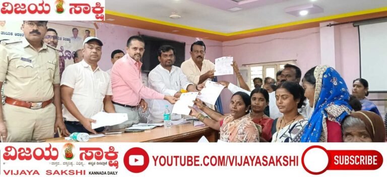 ಅಧಿಕಾರಿಗಳು ಕೇಂದ್ರಸ್ಥಾನದಲ್ಲಿರದಿದ್ದರೆ ಸಿಎಂಗೆ ವರದಿ: ಡಾ. ಚಂದ್ರು ಲಮಾಣಿ ಎಚ್ಚರಿಕೆ