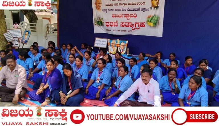 20 ವರ್ಷಗಳಿಂದ ದುಡಿದ ಪೌರಕಾರ್ಮಿಕರಿಗೆ ಕನಿಷ್ಠ ವೇತನ ನೀಡಿ: ನಗರಸಭೆ ಮುಂದೆ ಅನಿರ್ದಿಷ್ಟಾವಧಿ ಧರಣಿ