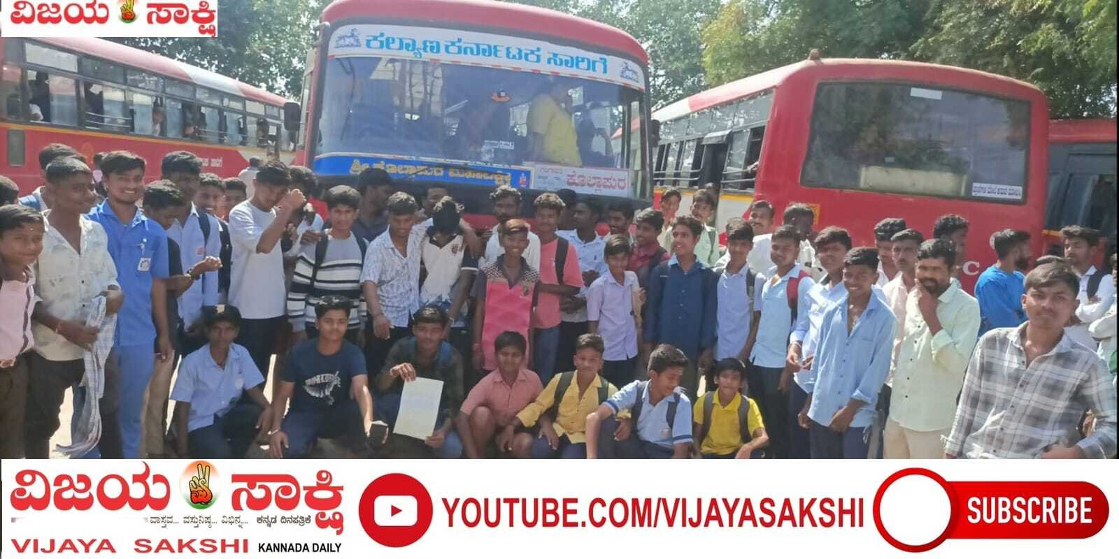 ಶಾಲಾ ಸಮಯಕ್ಕೆ ಬಸ್ ಕೊರತೆ : ಲಕ್ಕುಂಡಿಯಲ್ಲಿ ಬಸ್ ತಡೆದು ವಿದ್ಯಾರ್ಥಿಗಳು, ಪಾಲಕರ ಪ್ರತಿಭಟನೆ
