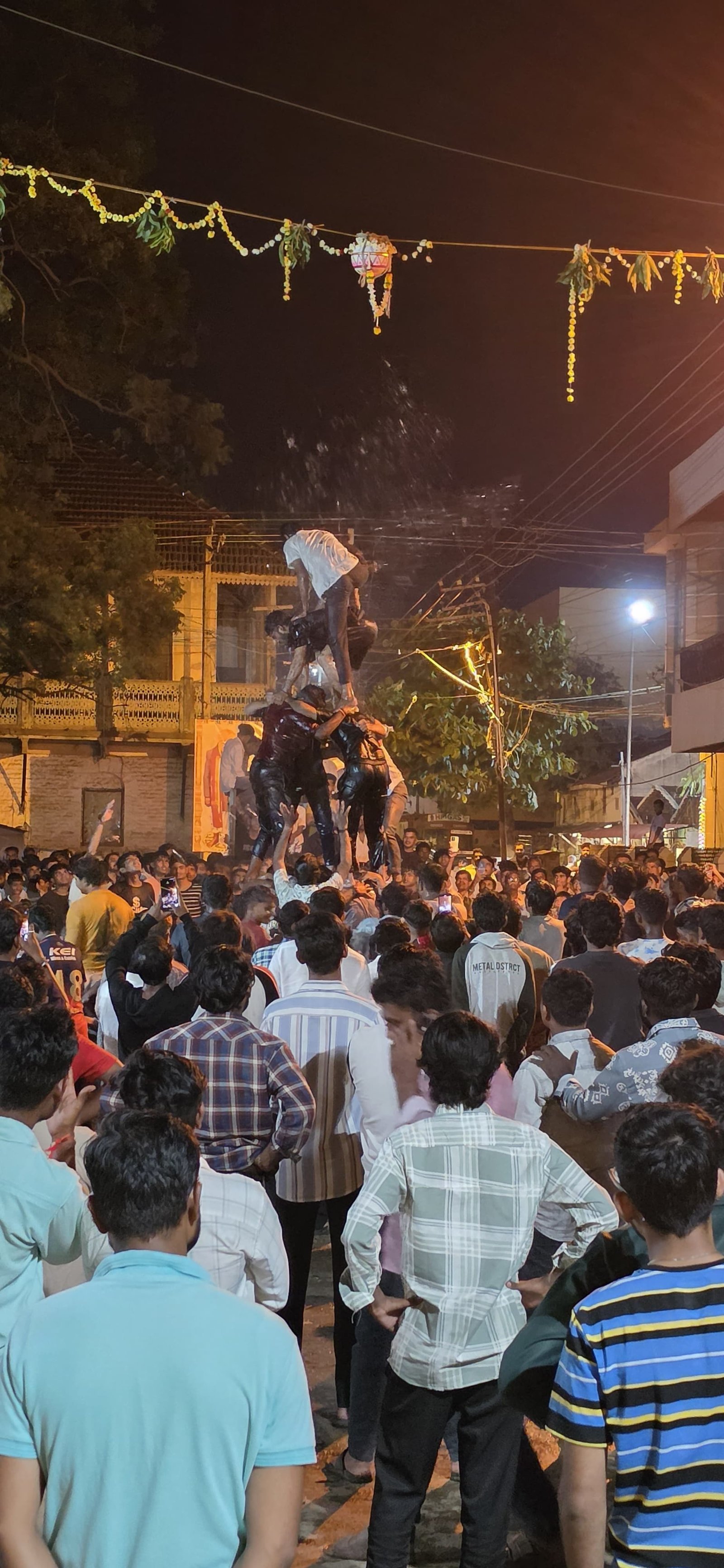 ಗಡಿಗೆ ಒಡೆಯಲು ಗೋವಿಂದರ ರೋಚಕ ಸಾಹಸ