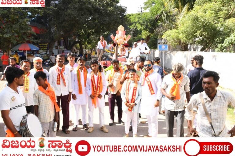 ಗಣೇಶನ ಭವ್ಯ ಮೆರವಣಿಗೆ: ಭಕ್ತರ ಸಂಭ್ರಮದ ಹೆಜ್ಜೆ