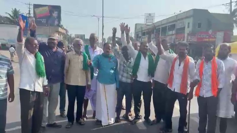 ರೈತರ ಬೇಡಿಕೆ ಈಡೇರಿಕೆಗೆ ಒತ್ತಾಯ: ಹುಬ್ಬಳ್ಳಿ-ವಿಜಯಪುರ ರಾಷ್ಟ್ರೀಯ ಹೆದ್ದಾರಿ ಬಂದ್ ಮಾಡಿ ಪ್ರತಿಭಟನೆ