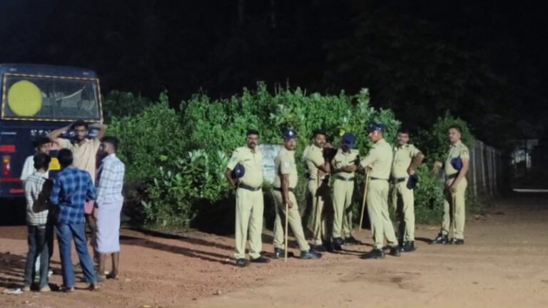 ಭಟ್ಕಳದಲ್ಲಿ ಗಣೇಶ ವಿಸರ್ಜನಾ ಮೆರವಣಿಗೆ ವೇಳೆ ಮಸೀದಿ, ಮದರಸಾ ಮೇಲೆ ಕಲ್ಲು ತೂರಾಟ
