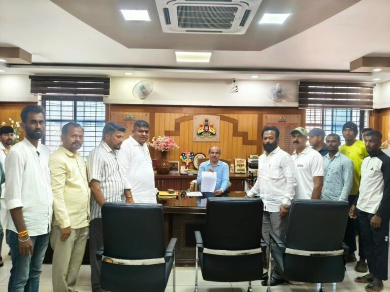 ಜಿಲ್ಲಾ ಕ್ರೀಡಾಂಗಣದಲ್ಲಿ ಟರ್ಫ್ ಬೇಡ: ಗ್ರಾಸ್ ಫುಟ್‌ಬಾಲ್ ಮೈದಾನ ನಿರ್ಮಿಸಿ