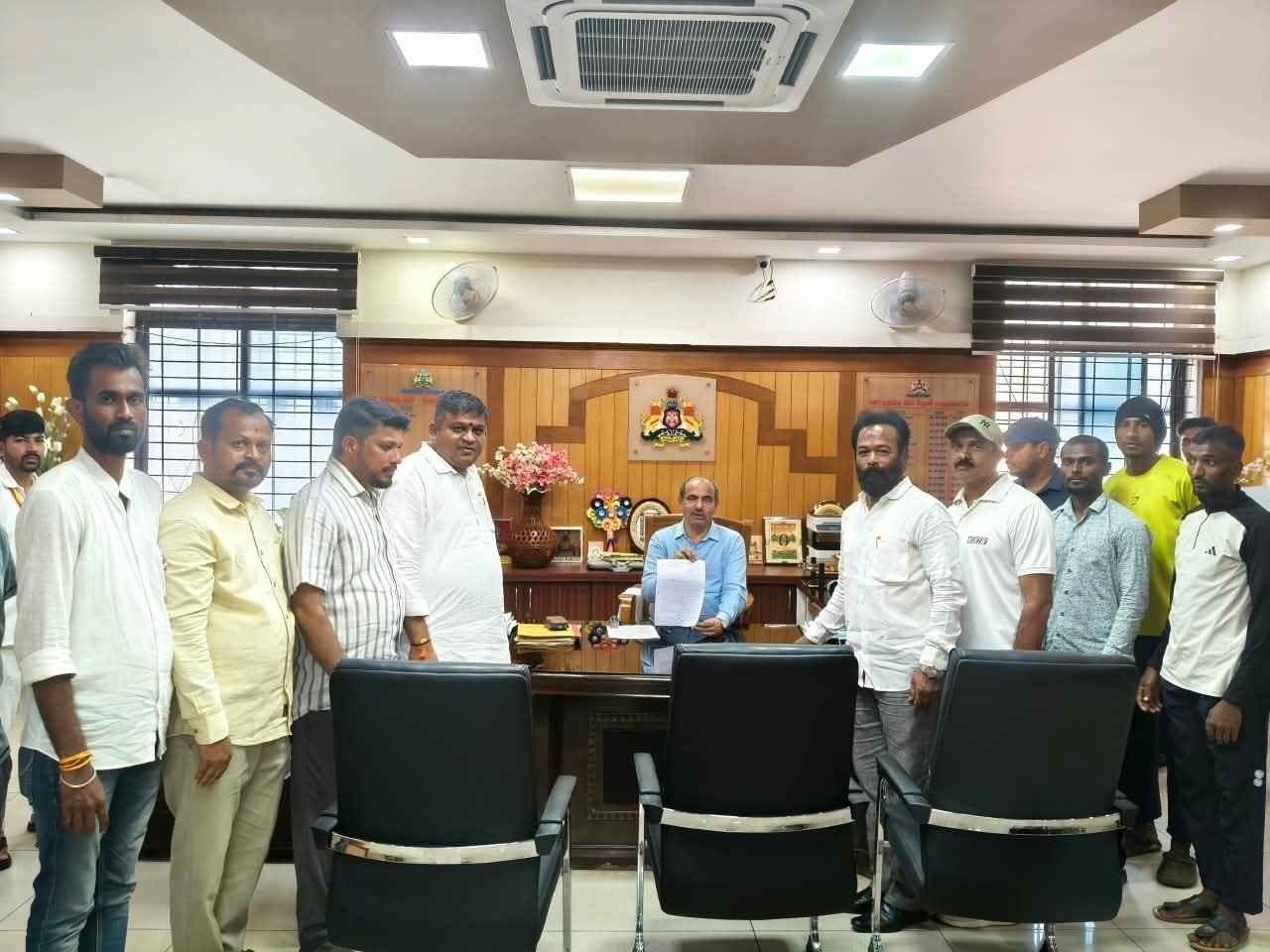 ಜಿಲ್ಲಾ ಕ್ರೀಡಾಂಗಣದಲ್ಲಿ ಟರ್ಫ್ ಬೇಡ: ಗ್ರಾಸ್ ಫುಟ್‌ಬಾಲ್ ಮೈದಾನ ನಿರ್ಮಿಸಿ