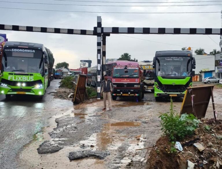 ಬೆಂಗಳೂರು-ಹೊಸೂರು ಹೆದ್ದಾರಿಯಲ್ಲಿ ಮಳೆ ಅವಾಂತರ: ಗಂಟೆಗಟ್ಟಲೆ ಟ್ರಾಫಿಕ್‌ನಲ್ಲಿ ಸಿಲುಕಿದ ವಾಹನ ಸವಾರರು