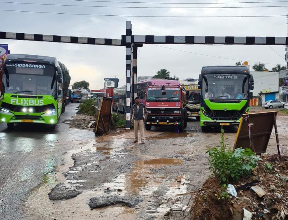 ಬೆಂಗಳೂರು-ಹೊಸೂರು ಹೆದ್ದಾರಿಯಲ್ಲಿ ಮಳೆ ಅವಾಂತರ: ಗಂಟೆಗಟ್ಟಲೆ ಟ್ರಾಫಿಕ್‌ನಲ್ಲಿ ಸಿಲುಕಿದ ವಾಹನ ಸವಾರರು