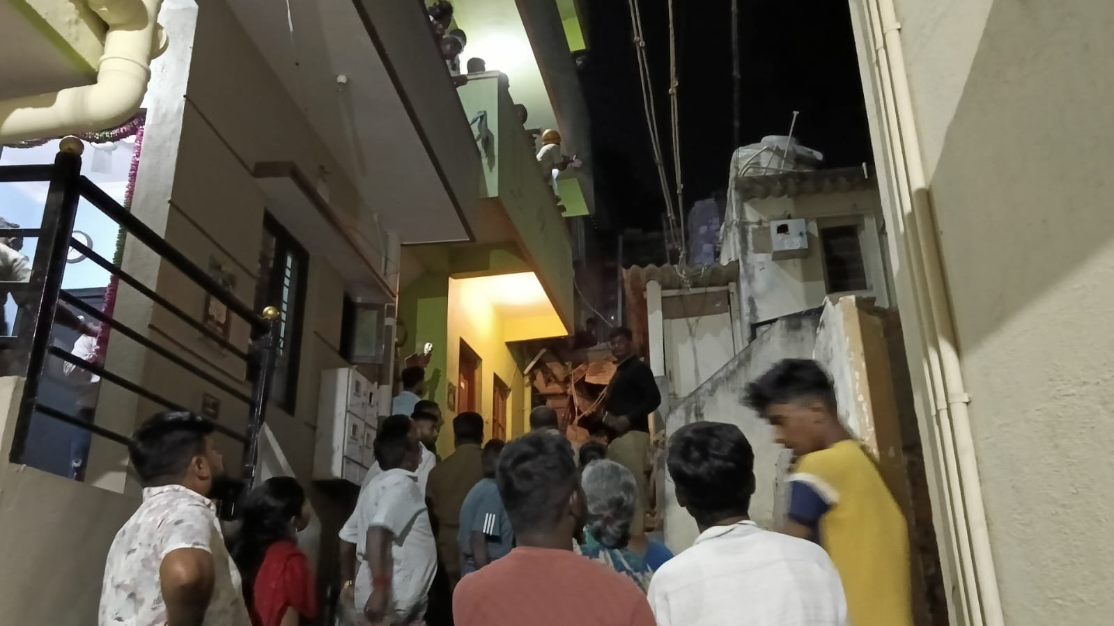 ಹಳೆಯ ಮನೆ ಮೇಲೆ ಕುಸಿದ ಕಾಂಪೌಂಡ್ ಗೋಡೆ: ಕೂದಲೆಳೆ ಅಂತರದಲ್ಲಿ ನಿವಾಸಿಗಳು ಪಾರು!