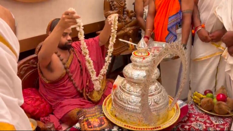 ಹಿಂದೂ ಮಹಾ ಗಣಪತಿಗೆ 12 ಲಕ್ಷ ರೂ. ಮೌಲ್ಯದ 5 ಕೆಜಿ ಬೆಳ್ಳಿ ಕಿರೀಟ, ಆಯುಧ ಉಡುಗೊರೆ!