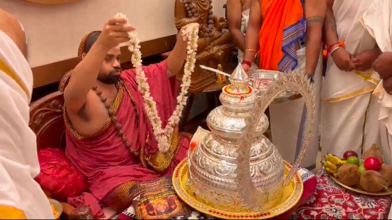 ಹಿಂದೂ ಮಹಾ ಗಣಪತಿಗೆ 12 ಲಕ್ಷ ರೂ. ಮೌಲ್ಯದ 5 ಕೆಜಿ ಬೆಳ್ಳಿ ಕಿರೀಟ, ಆಯುಧ ಉಡುಗೊರೆ!