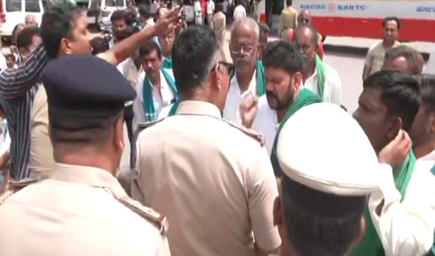 ರೈತರ ಬಂಧನಕ್ಕೆ ಭುಗಿಲೆದ್ದ ಆಕ್ರೋಶ: ಚನ್ನಪಟ್ಟಣದಲ್ಲಿ ರಸ್ತೆ ತಡೆದು ಪ್ರತಿಭಟನೆ, ಬಿಡದಿ ಟೌನ್ ಶಿಪ್ ಕೈಬಿಡುವಂತೆ ಪಟ್ಟು