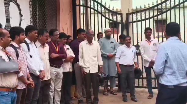 ಬೀದರ್: ತಡವಾಗಿ ಬಂದ ಸಿಬ್ಬಂದಿಗೆ ಗೇಟ್ ಬಂದ್ ಮಾಡಿ ಶಾಕ್ ನೀಡಿದ ಜಿಪಂ ಸಿಇಒ!