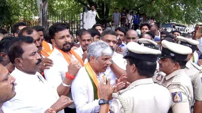 ‘ಗಣೇಶ ಮೆರವಣಿಗೆಗೆ ನಿರ್ಬಂಧ’ ಆರೋಪ: ಟಿ. ನರಸೀಪುರದಲ್ಲಿ ಇನ್ಸ್‌ಪೆಕ್ಟರ್ ವಿರುದ್ಧ ಬಿಜೆಪಿ ಪ್ರತಿಭಟನೆ