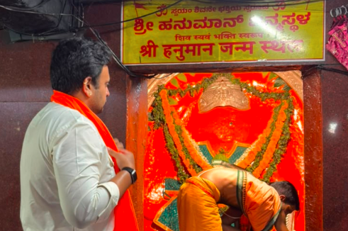 ಅಂಜನಾದ್ರಿಗೆ ಸಂಸದ ಯದುವೀರ್ ಭೇಟಿ: 575 ಮೆಟ್ಟಿಲೇರಿ ಹನುಮನ ದರ್ಶನ ಪಡೆದು ವಿಶೇಷ ಪೂಜೆ