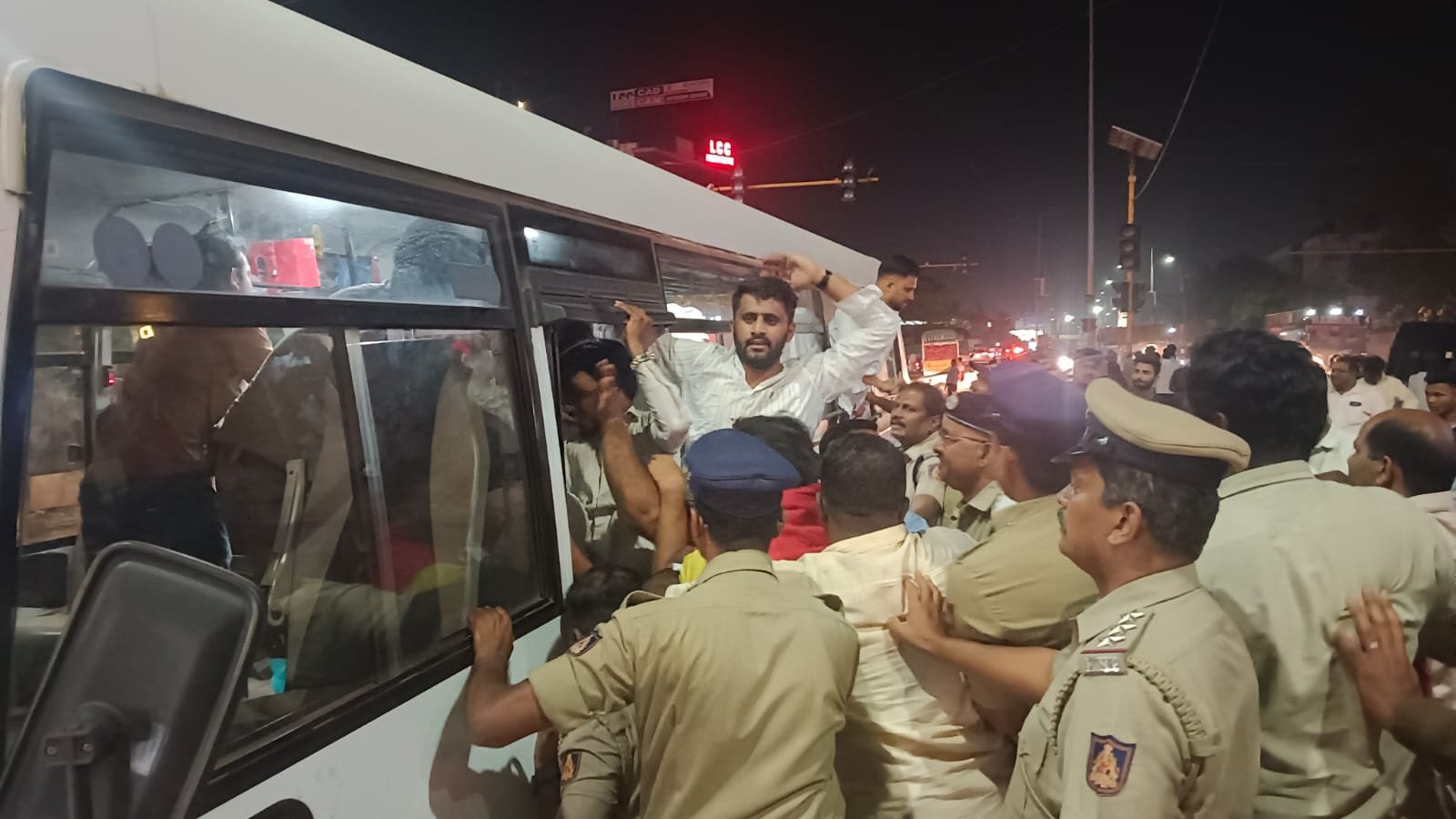 ರಾಹುಲ್–ಪ್ರಿಯಾಂಕಾ ಬಂಧನಕ್ಕೆ ಕಿಡಿ: ಹುಬ್ಬಳ್ಳಿಯಲ್ಲಿ ಯುವ ಕಾಂಗ್ರೆಸ್ ಆಕ್ರೋಶ